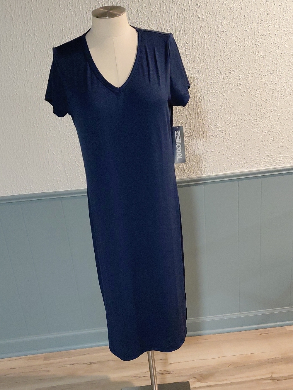 Everyday V-Neck Midi Dress in Navy